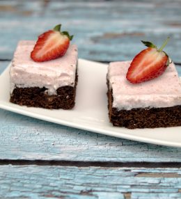 Prajitura cu blat de cacao si mousse de capsuni